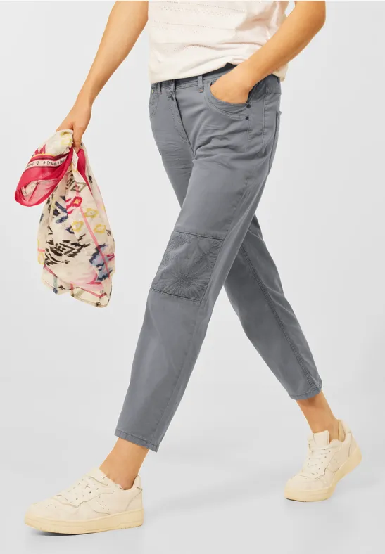 Loose Fit Hose mit Stickerei
